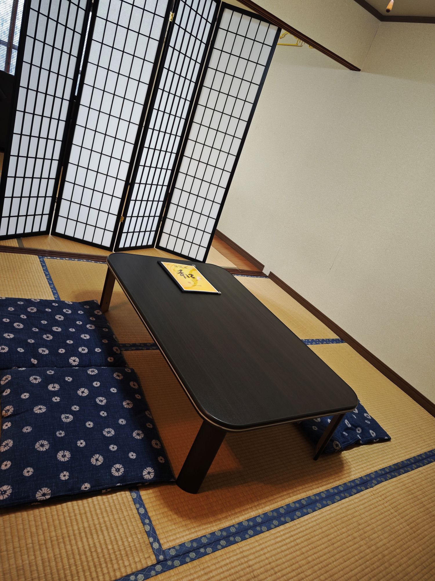 居酒屋 和のカウンター席と豊富な日本酒や焼酎